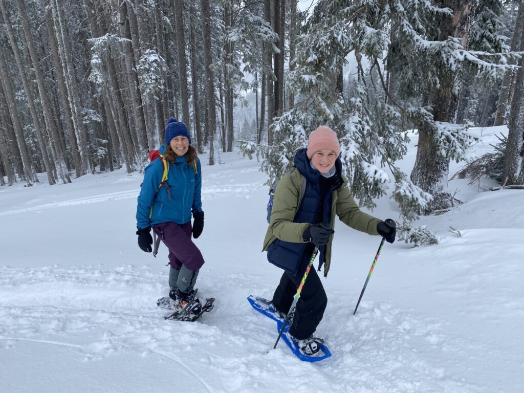 Zwei Frauen mit Schneeschuhen