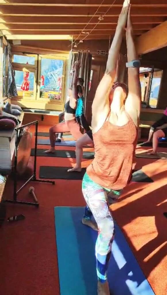 Vicki beim Yogaunterricht am Geschösswandhaus