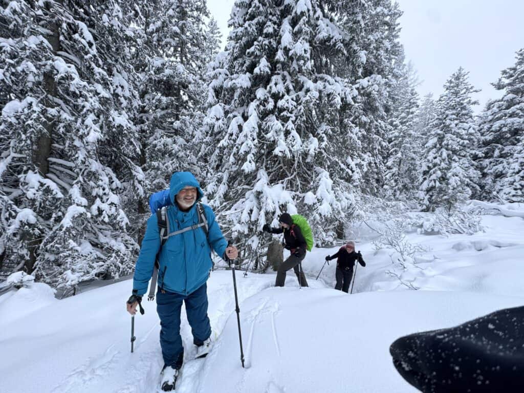 Schneeschuhwandern im tief verschneiter Natur
