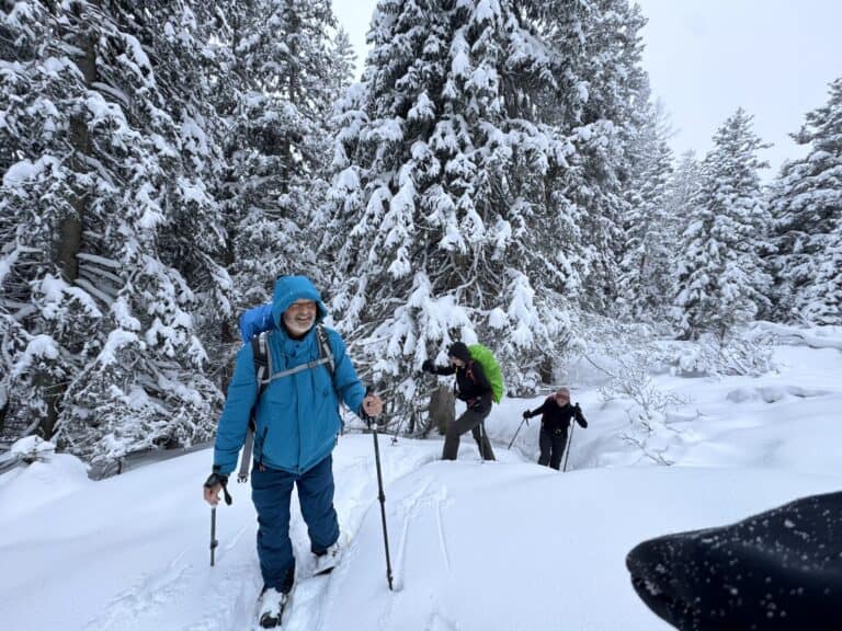 Schneeschuhwandern im tief verschneiter Natur
